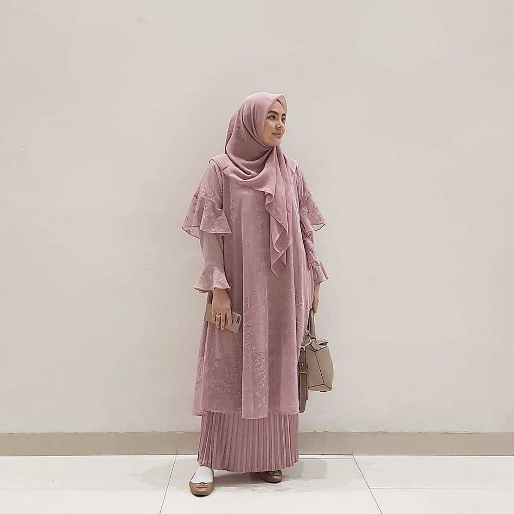  Tunik dengan Rok Chiffon Plisket