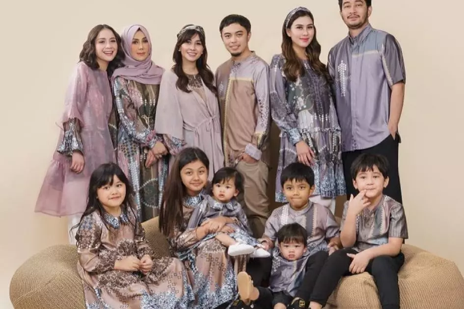 Foto Keluarga Memakai Baju Muslim Keluarga Sendiri