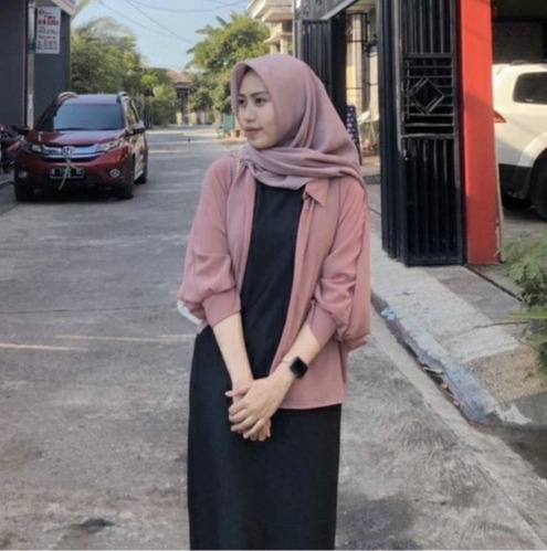 Cardigan warna pastel dengan kaos oblong dan kulot wolfis