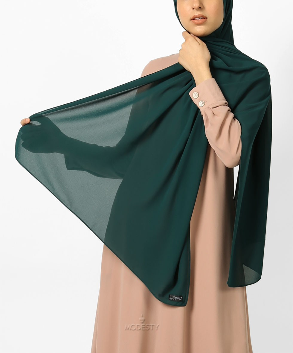 Foto : Model menggunakan hijab bahan chiffon