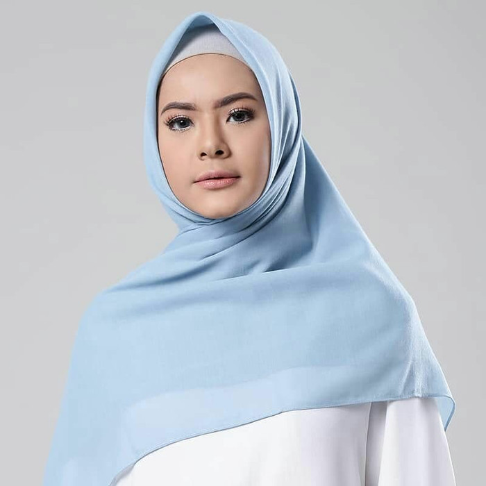 Foto : Model menggunakan hijab bahan voile