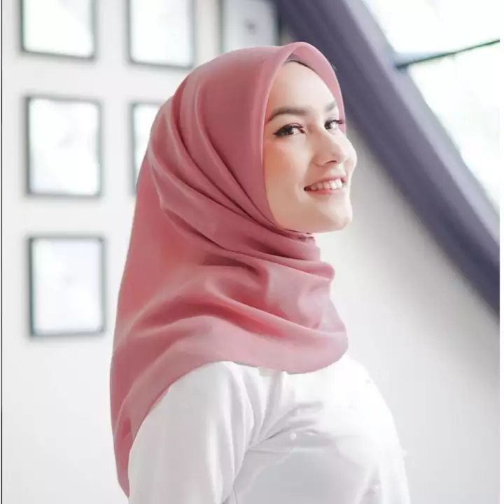 Foto : Model menggunakan hijab bahan hycon