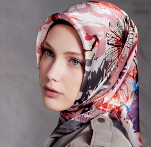 Foto : Model menggunakan hijab bahan sutra