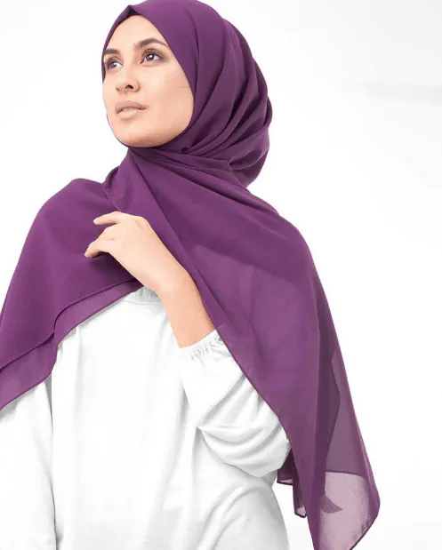 Foto : Model menggunakan hijab bahan ceruti
