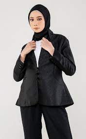 Jaket Blazer Hitam dan Hijab Segi Empat