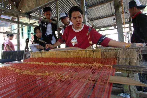 Proses pembuatan kain songket