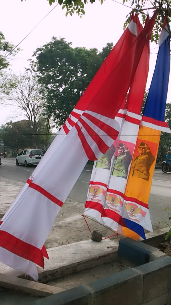 Bendera menggunaka Bahan Peles