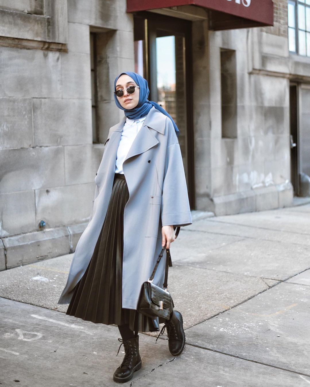 Outfit Kantor dengan Long Coat