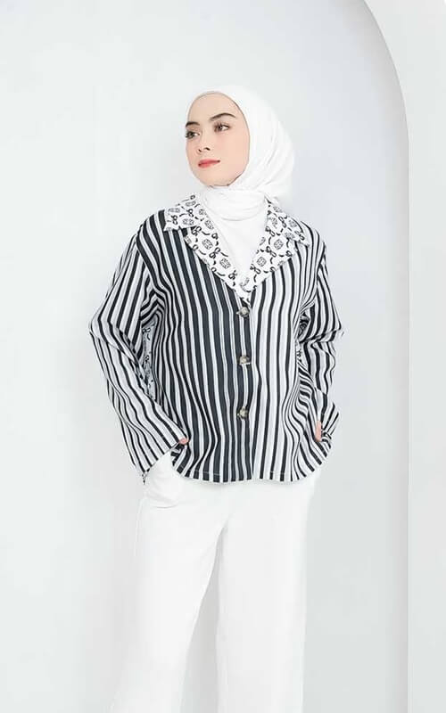 Outer Motif Garis dan Celana Putih