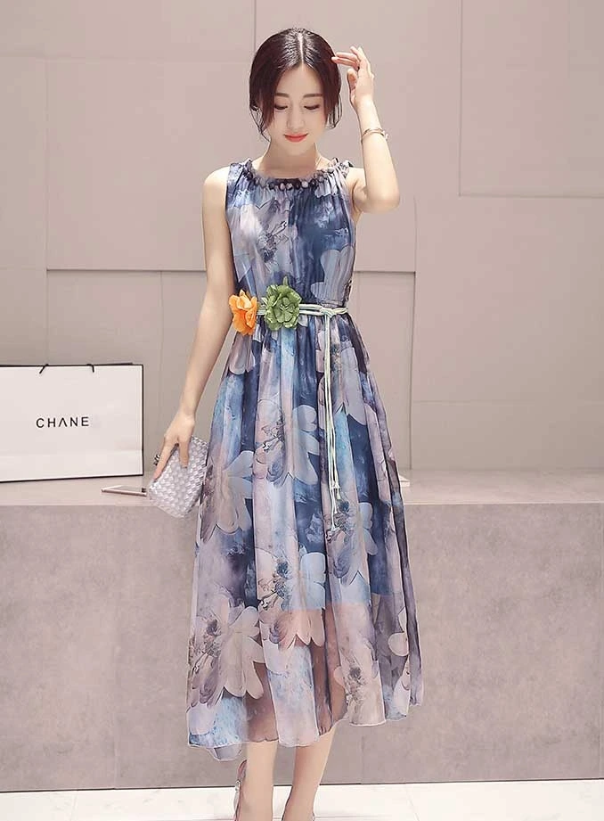 Model Mengenakan Dress Motif Bunga