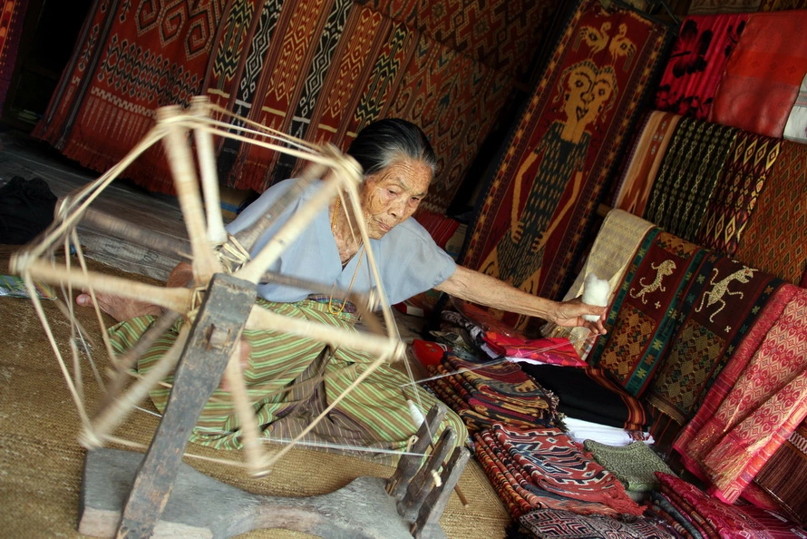 Proses pembuatan kain batik tenun ikatan