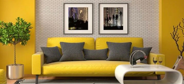 Ilustrasi : Bantal Sofa Berwarna Senada Dengan Warna Dinding