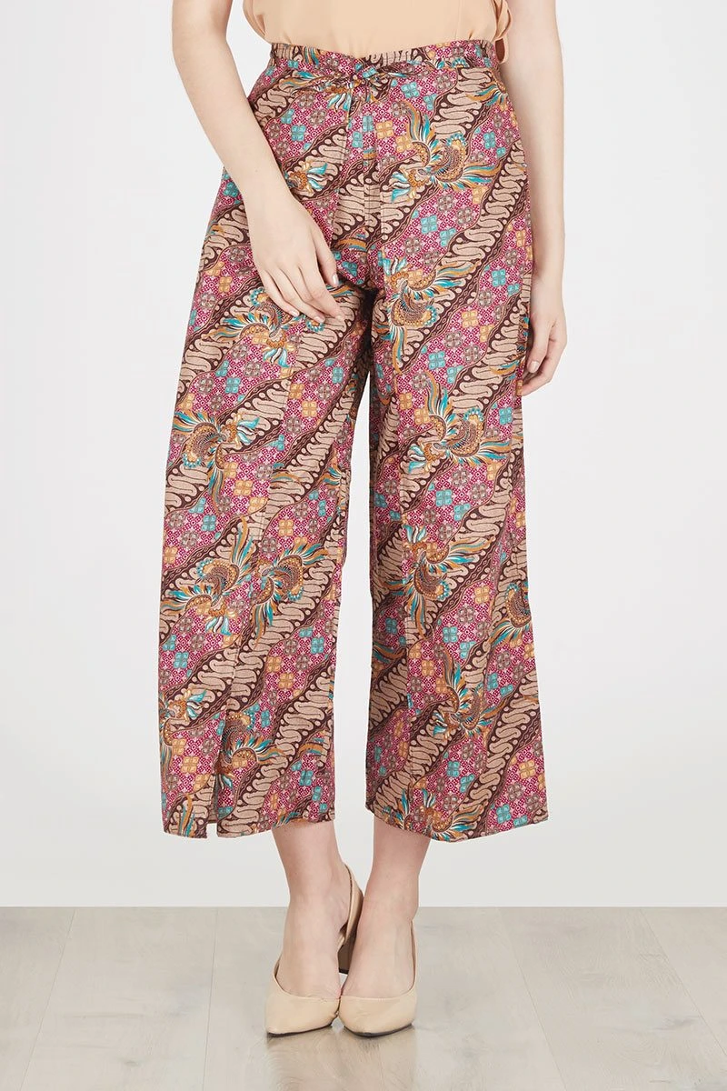 Foto : Model Sedang Mengenakan Celana Kulot Variasi Batik