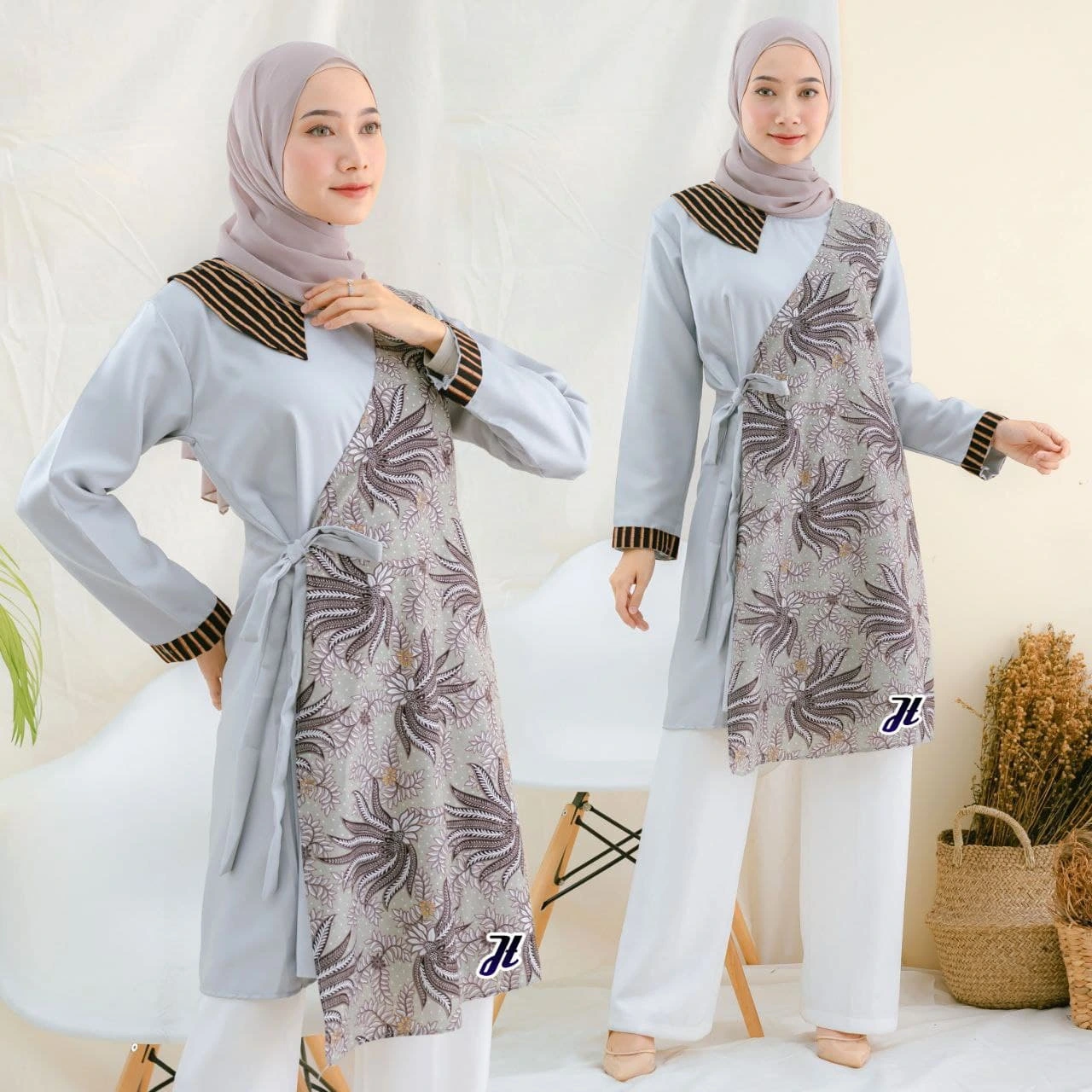 Foto : Model Sedang Mengenakan Baju Batik Variasi