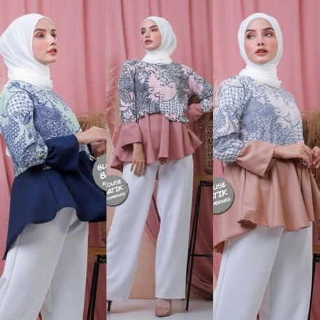 Foto : Model Sedang Mengenakan Baju Gamis Rufle Variasi Batik