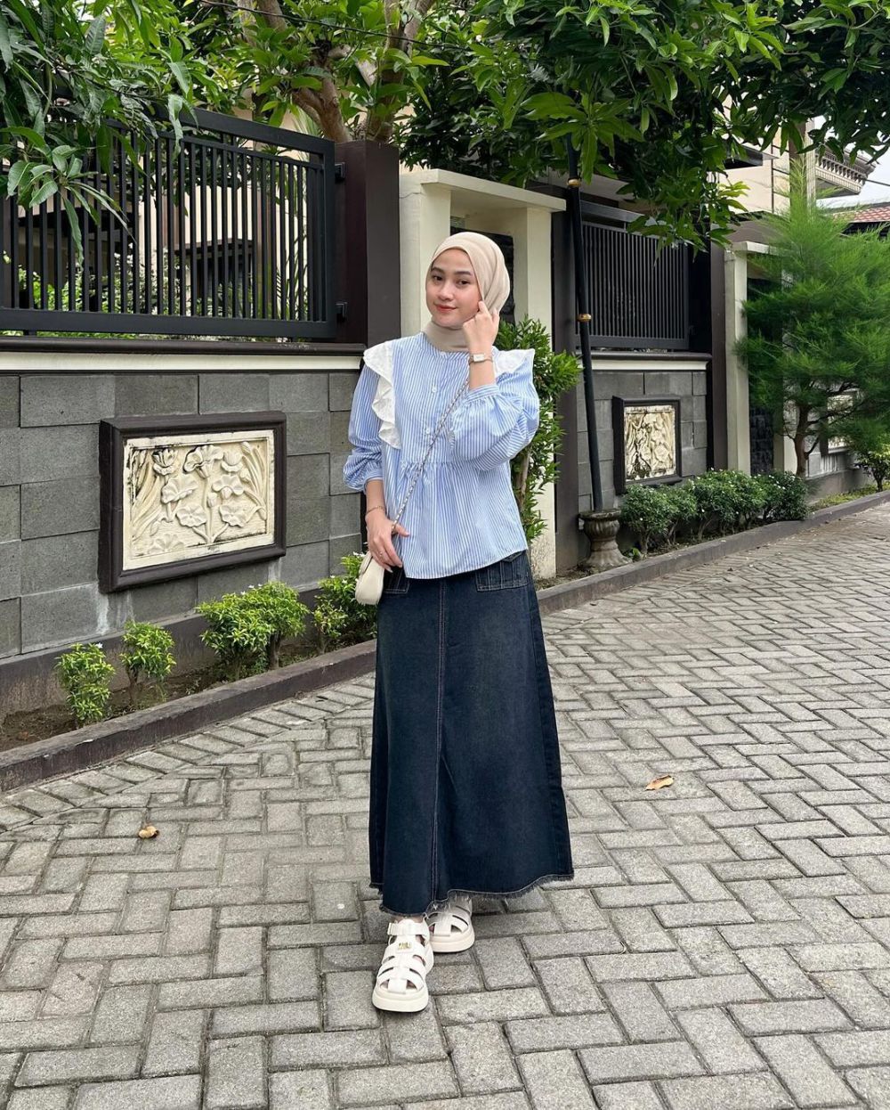 Tampilan feminin dengan rok jeans 