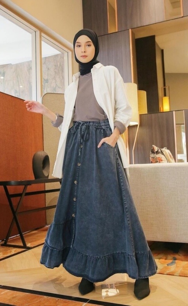 Gaya simpel buat date night dengan rok jeans 