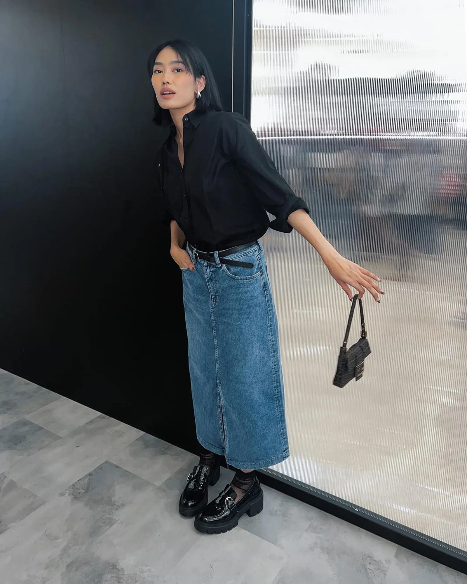 Outfit semi-formal dengan rok jeans midi 