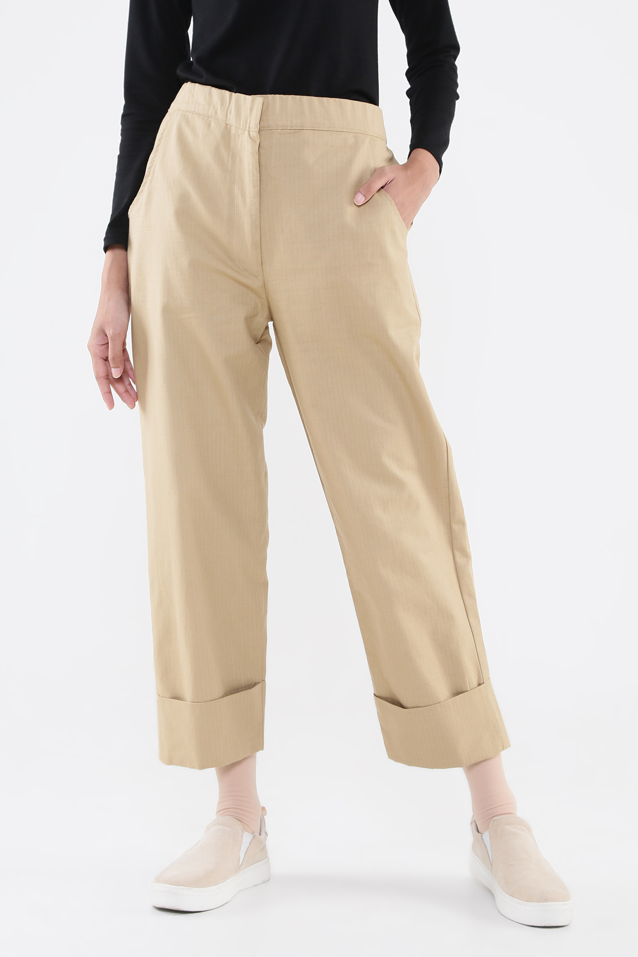 Tampilan sleek celana kain dengan cuffed hem 