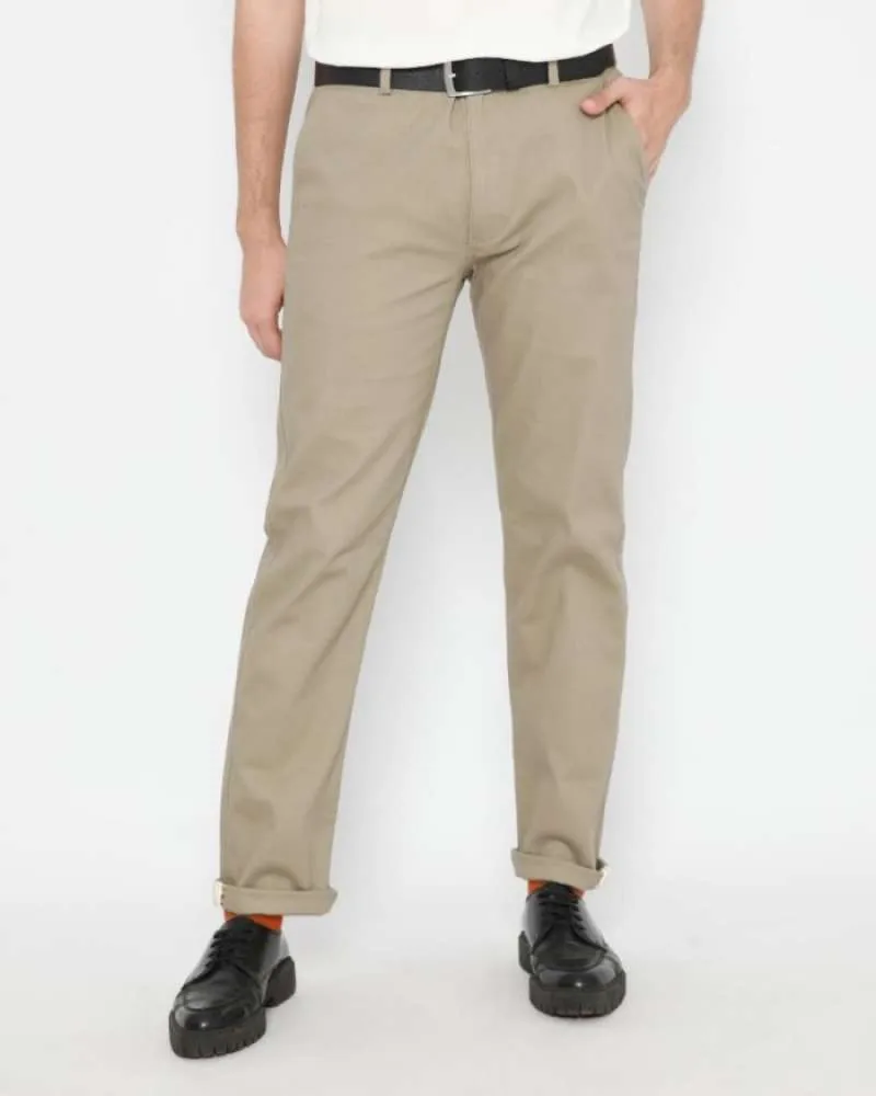 Celana chino yang versatile 