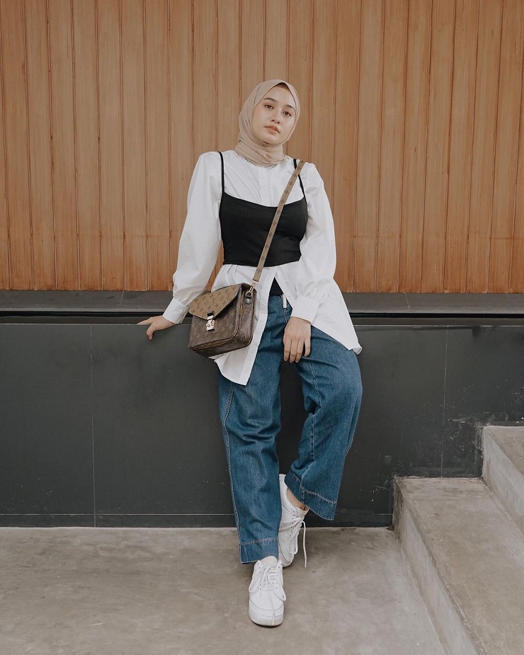 Gaya Hijab Chic dengan Jeans
